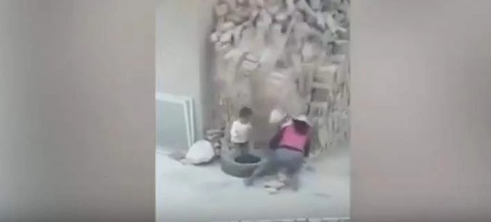 Δραματική σκηνή: Σωρός από τούβλα καταπλακώνει παιδιά στην Κίνα (βίντεο)